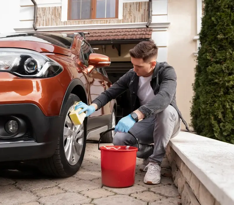 Lavage auto à domicile Mantilly : professionnel intervenant sur un véhicule